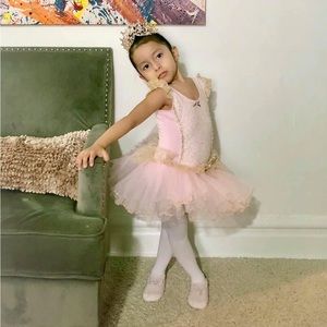 ballerina dress is beautiful 🤩, good condition as new, I accept offers